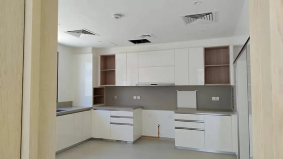 Upgraded Luxury Villa | Big Plot | Fully Furnished, picture 9