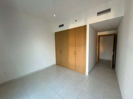 Higher Floor | Vacant | Creek Tower View, picture 8