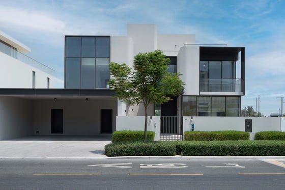 New 5-bed Address Hillcrest villa with expansive lower level, picture 1