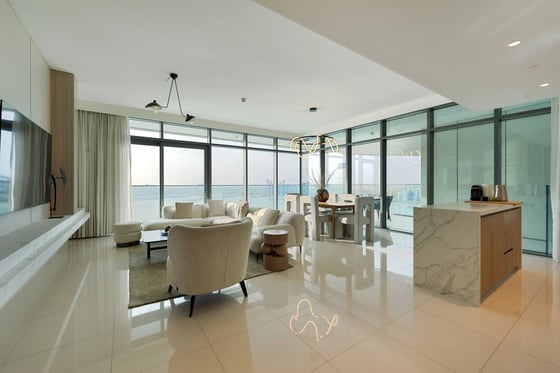 3-bedroom upgraded apartment in Beach Vista, Dubai Harbour, picture 1