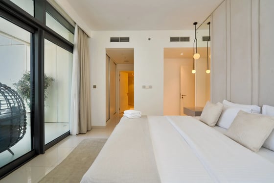 3-bedroom upgraded apartment in Beach Vista, Dubai Harbour, picture 16