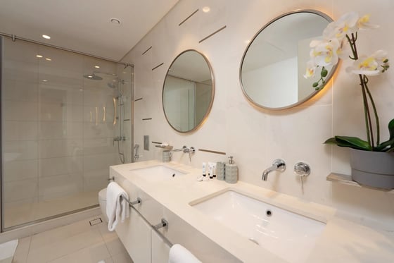 3-bedroom upgraded apartment in Beach Vista, Dubai Harbour, picture 17