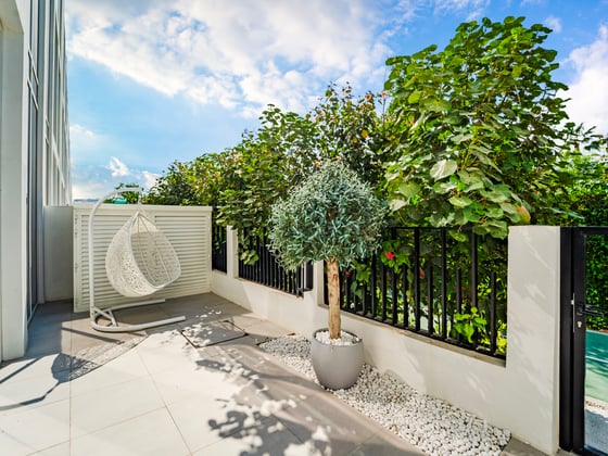 4 Bed | Furnished | Upgraded | Lagoon View, picture 5