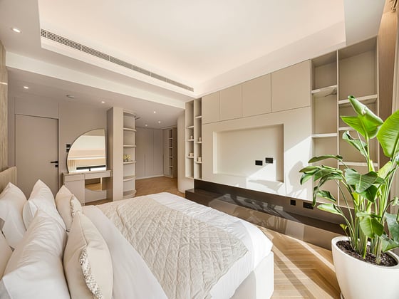 Luxury 5BR Renovated Villa | Private Pool & Park Views, picture 20
