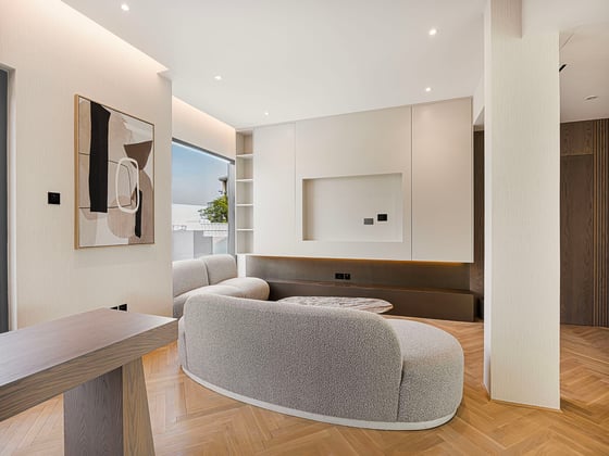 Luxury 5BR Renovated Villa | Private Pool & Park Views, picture 17