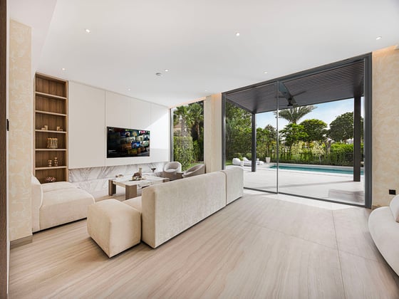 Luxury 5BR Renovated Villa | Private Pool & Park Views, picture 3