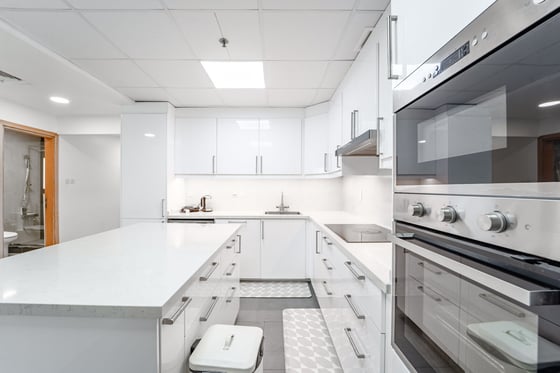 Vacant | Fully Upgraded | High Floor Apartment, picture 3