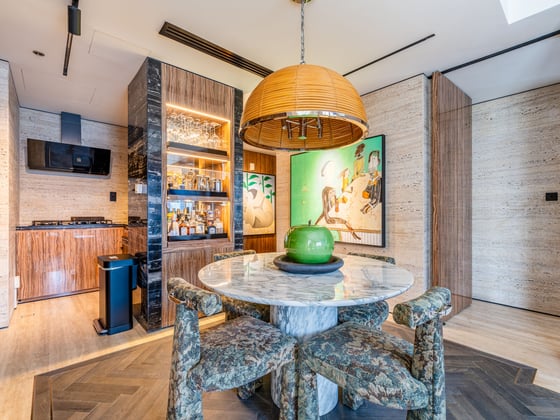 Luxuriously Upgraded Apartment in Downtown Dubai, picture 9