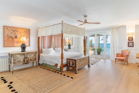 Classical Andalusian Beachfront Villa in East Estepona, picture 15