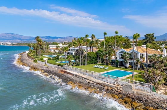 Classical Andalusian Beachfront Villa in East Estepona, picture 25