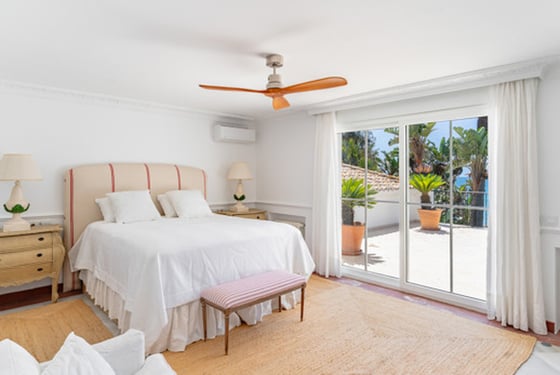 Classical Andalusian Beachfront Villa in East Estepona, picture 18