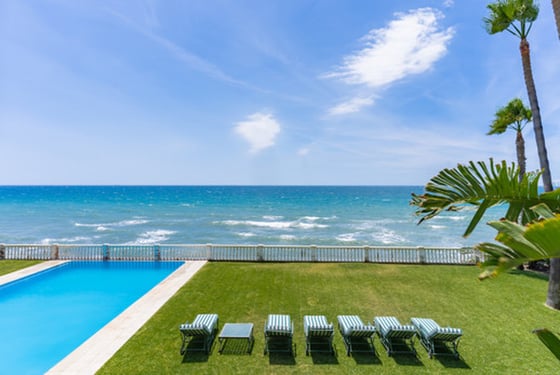 Classical Andalusian Beachfront Villa in East Estepona, picture 2