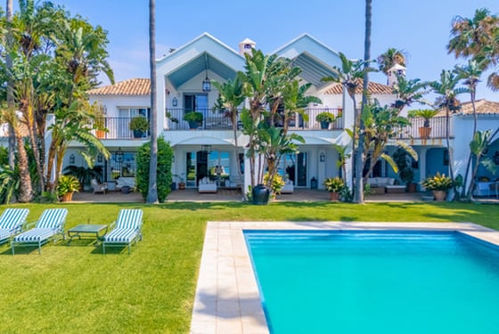Classical Andalusian Beachfront Villa in East Estepona, picture 1