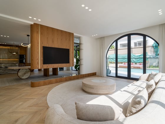 Sophisticated Villa with Private Pool and Terrace, picture 2