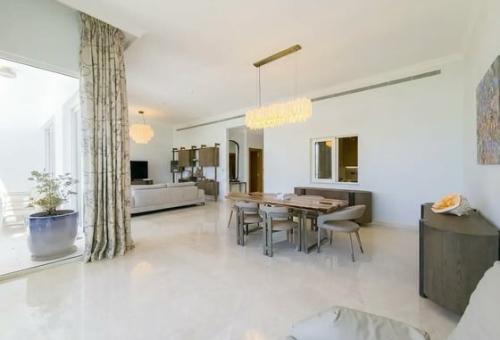 Upgraded & Furnished | Vacant | Beach Access, picture 4