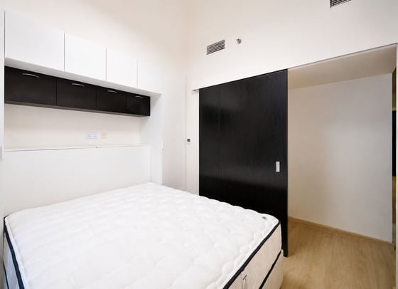 Upgraded | Fully Furnished | Spacious Layout, picture 9