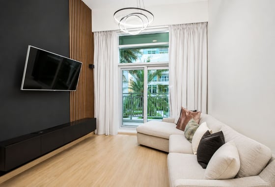 Upgraded | Fully Furnished | Spacious Layout, picture 1