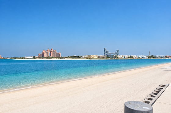 Renovation Opportunity | High Number | Iconic View, picture 2