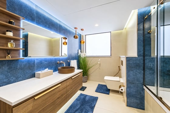 DESIGNER RENOVATION | FULL MARINA VIEWS | SPACIOUS FAMILY HO, picture 9