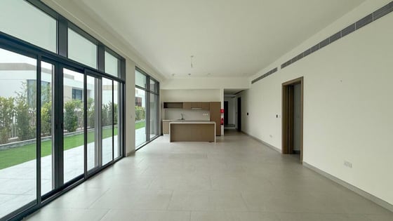 Huge plot villa in Al Furjan with landscaped garden, picture 1