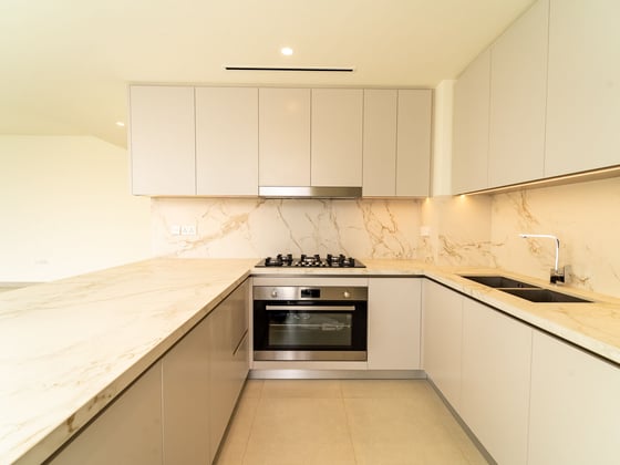 Unfurnished I Spacious Layout I Private Beach, picture 8