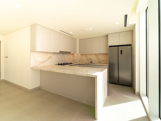 Unfurnished I Spacious Layout I Private Beach, picture 6