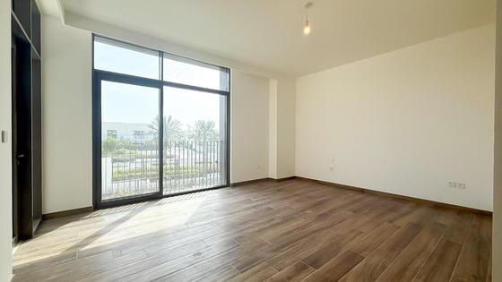 Type A single row villa in Al Furjan with landscape garden, picture 2
