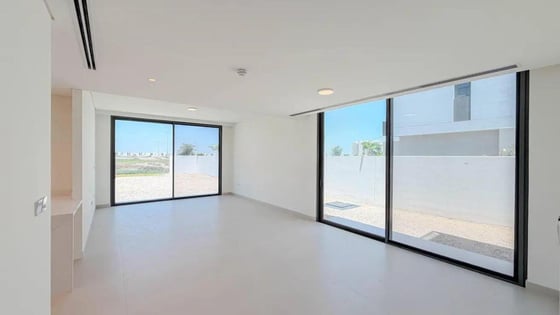 Prime plot villa in Dubai South with full golf course view, picture 1