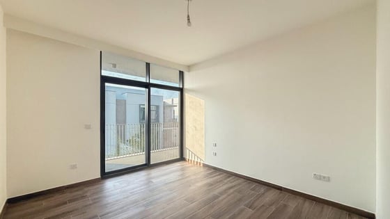 Elevated position villa in Al Furjan with landscaped garden, picture 8