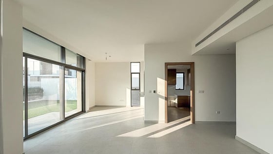 Elevated position villa in Al Furjan with landscaped garden, picture 2