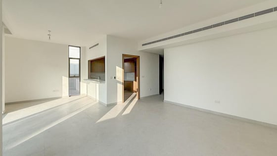 Elevated position villa in Al Furjan with landscaped garden, picture 1