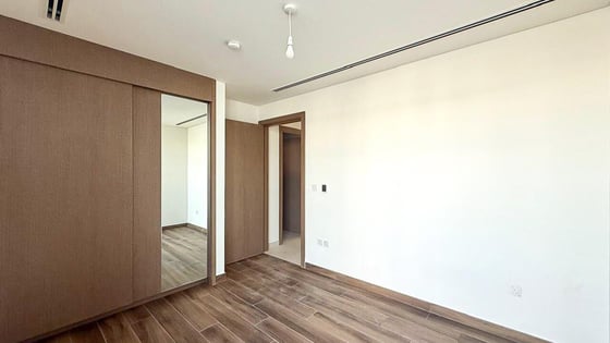 Elevated position villa in Al Furjan with landscaped garden, picture 12