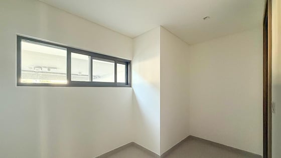 Elevated position villa in Al Furjan with landscaped garden, picture 16