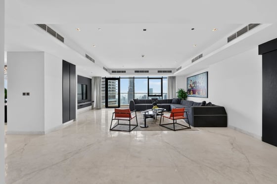 A refined 4-bedroom penthouse in RP Heights, Downtown Dubai, picture 1
