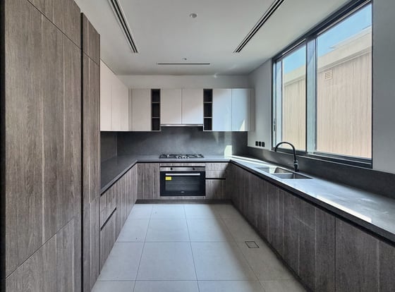 Spacious Layout | Landscaped Garden | Unfurnished, picture 8