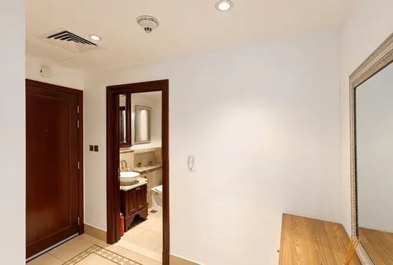 Spacious | Burj Khalifa View | Rented Unit, picture 9