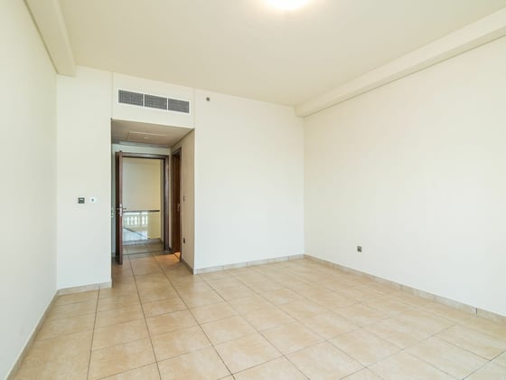 Vacant | Multi-Level Residence | Private Garage, picture 11