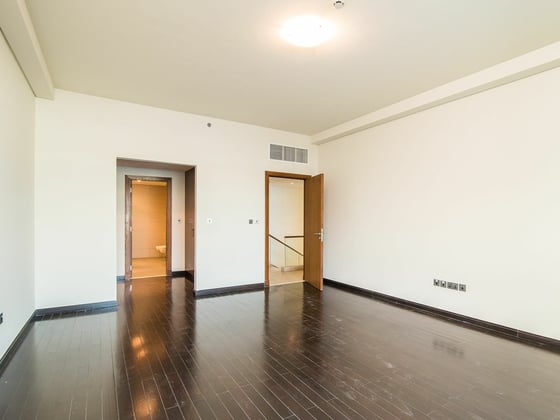 Vacant | Multi-Level Residence | Private Garage, picture 7