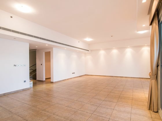 Vacant | Multi-Level Residence | Private Garage, picture 4