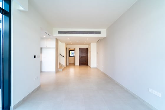 Corner Unit l Vacant Now l Near amenities, picture 4