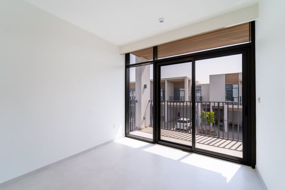 Corner Unit l Vacant Now l Near amenities, picture 13