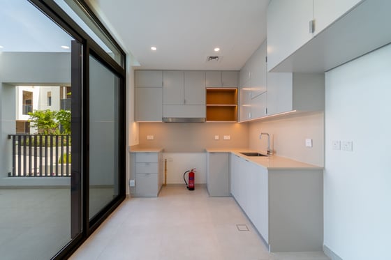 Corner Unit l Vacant Now l Near amenities, picture 3
