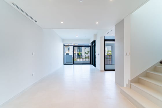 Corner Unit l Vacant Now l Near amenities, picture 2