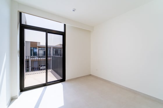 Corner Unit l Vacant Now l Near amenities, picture 9