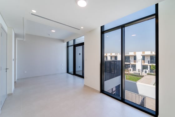 Corner Unit l Vacant Now l Near amenities, picture 11