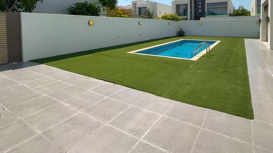 Huge villa in MBR City with landscaped lawns and gardens, picture 10