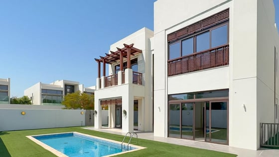Huge villa in MBR City with landscaped lawns and gardens, picture 13