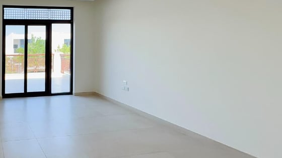 Huge villa in MBR City with landscaped lawns and gardens, picture 5