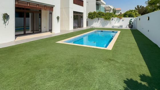 Huge villa in MBR City with landscaped lawns and gardens, picture 12