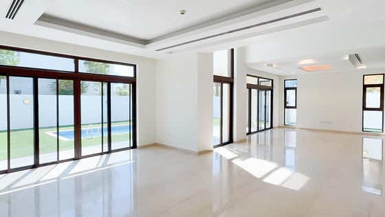 Huge villa in MBR City with landscaped lawns and gardens, picture 1